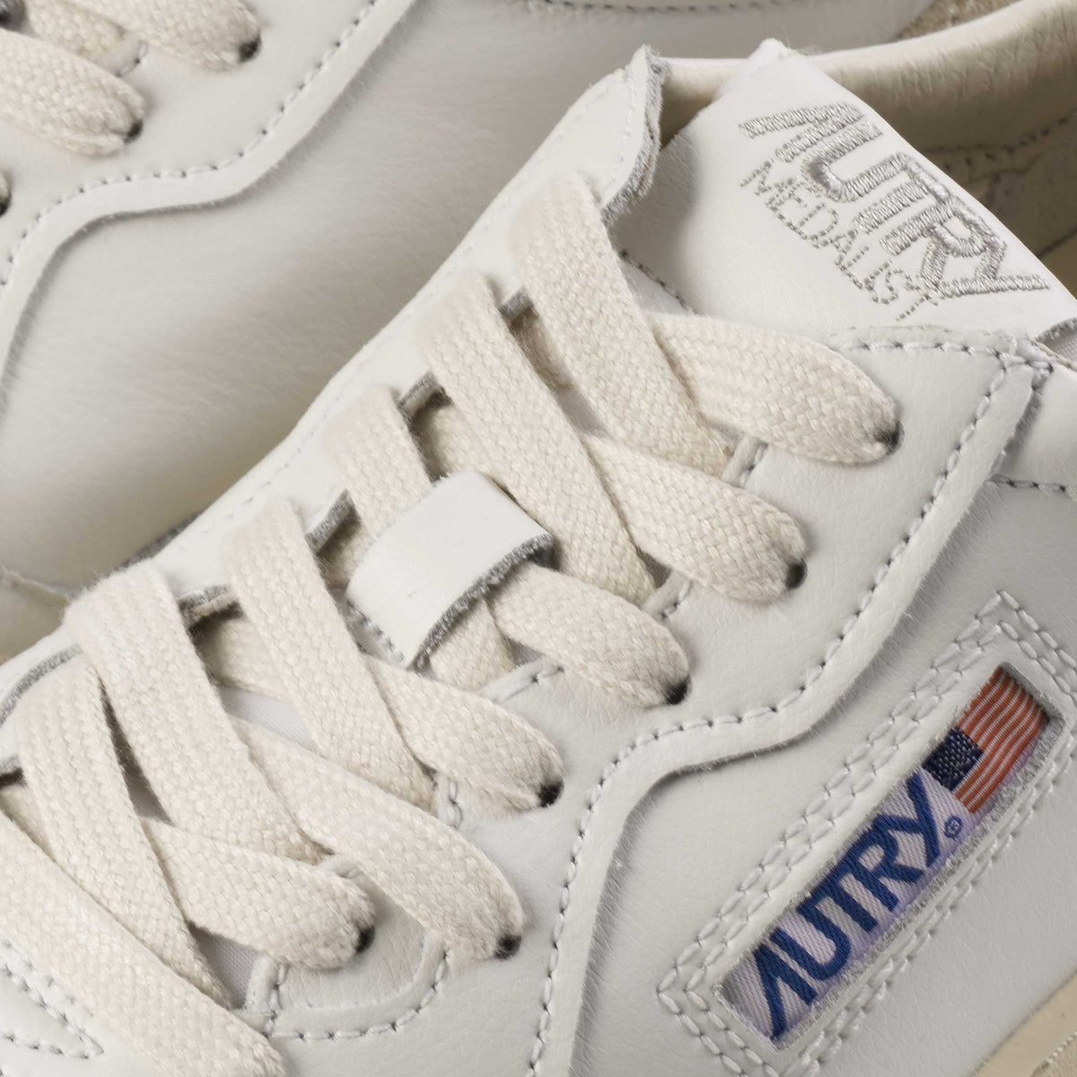 Autry Medalist Low Sneaker - White/Navy