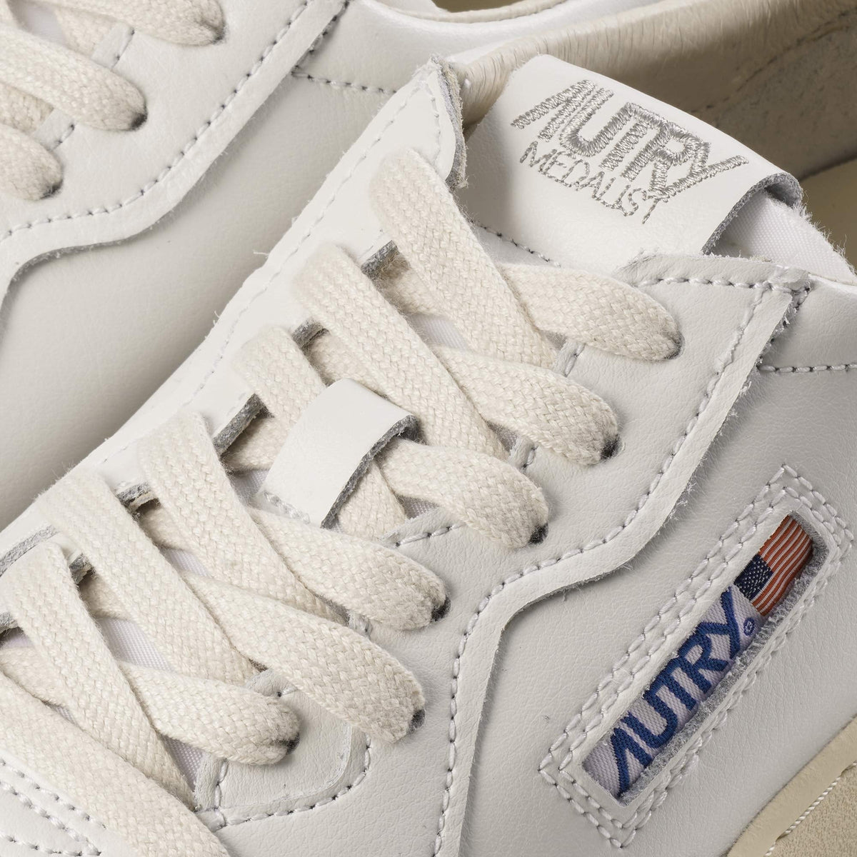Autry Medalist Low Sneaker - White/Green